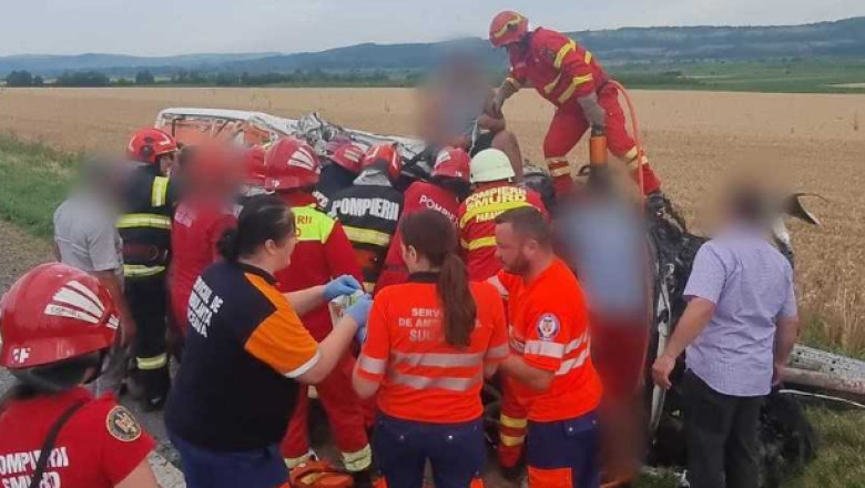 Cinci persoane au fost rănite după ce un microbuz şi un camion s-au ciocnit pe DN 2, în județul Suceava