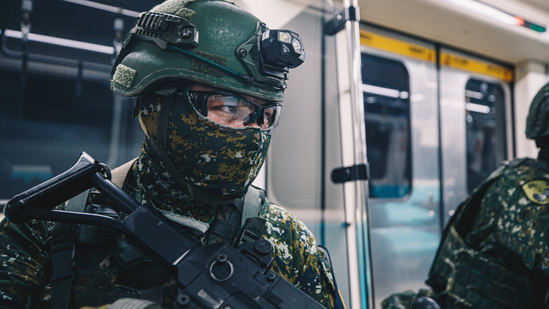 VIDEO  Rachete Stinger și lansatoare de grenade la metrou. Trupele taiwaneze se pregătesc în subteran pentru o invazie chineză