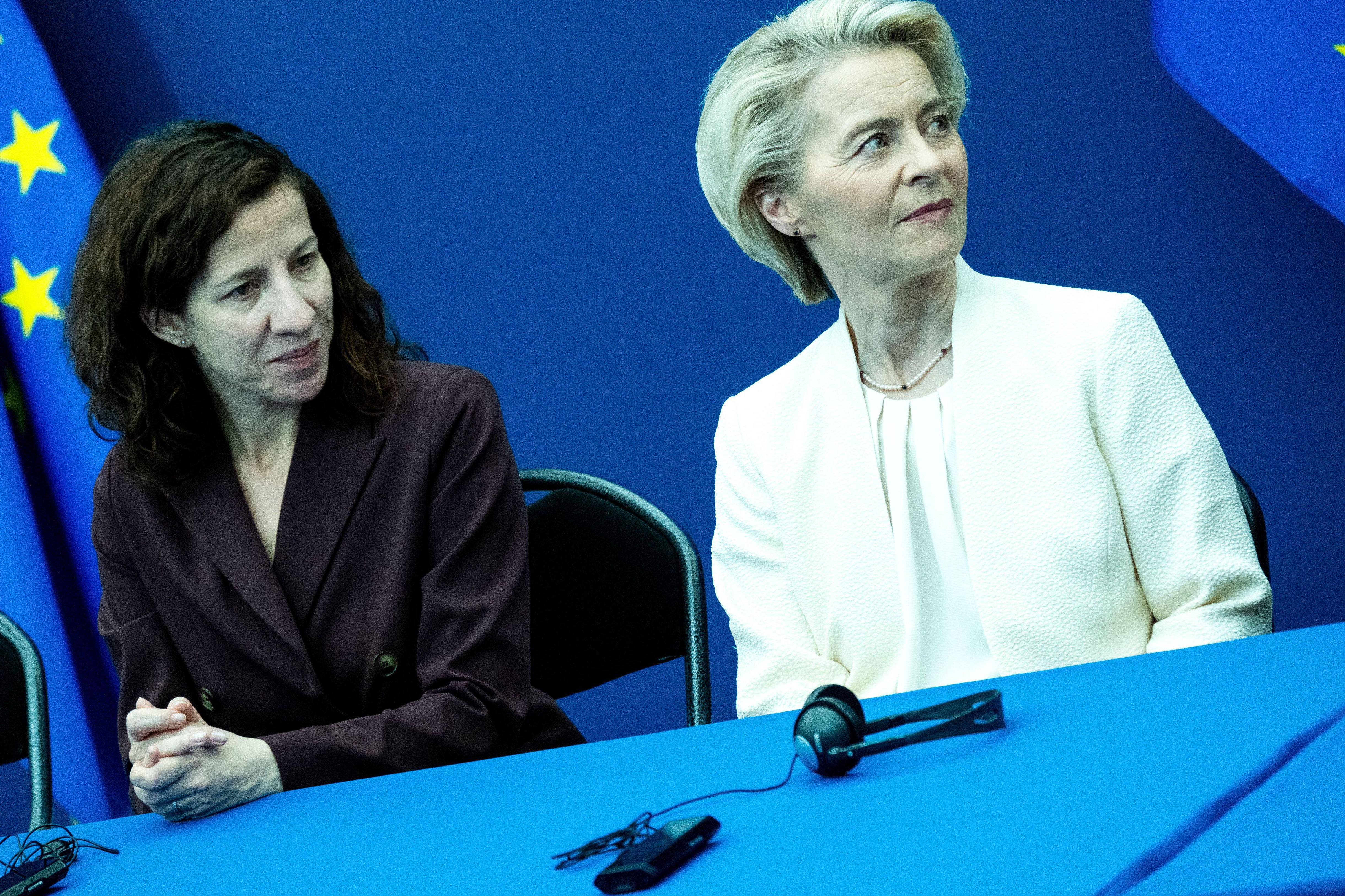 Roxana Mînzatu, nemulțumită de planul bugetar al Ursulei von der Leyen. Șefa CE face concesii ca să evite o revoltă internă