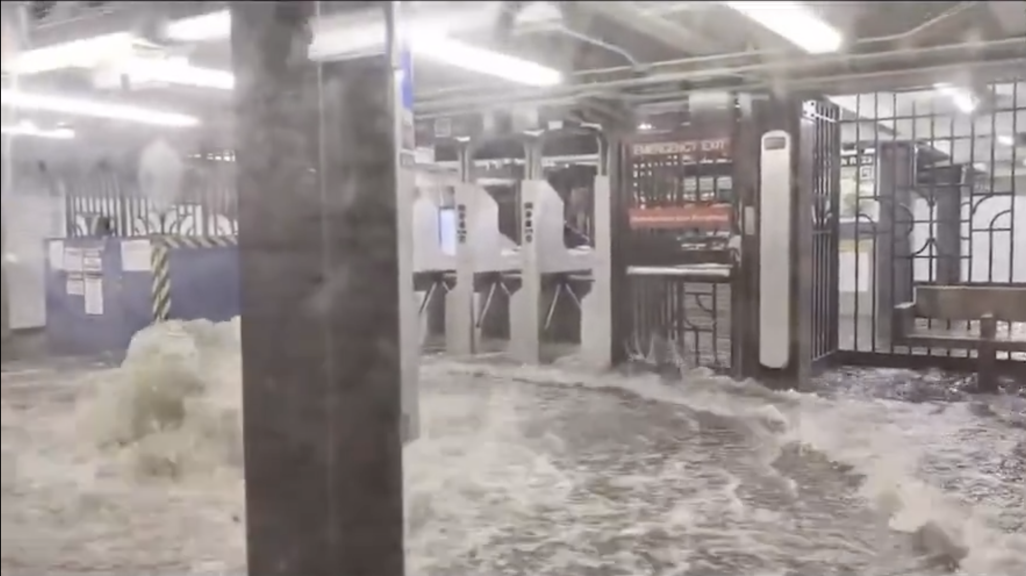 Inundații la New York: metroul și străzile metropolei americane, sub ape după ploi puternice