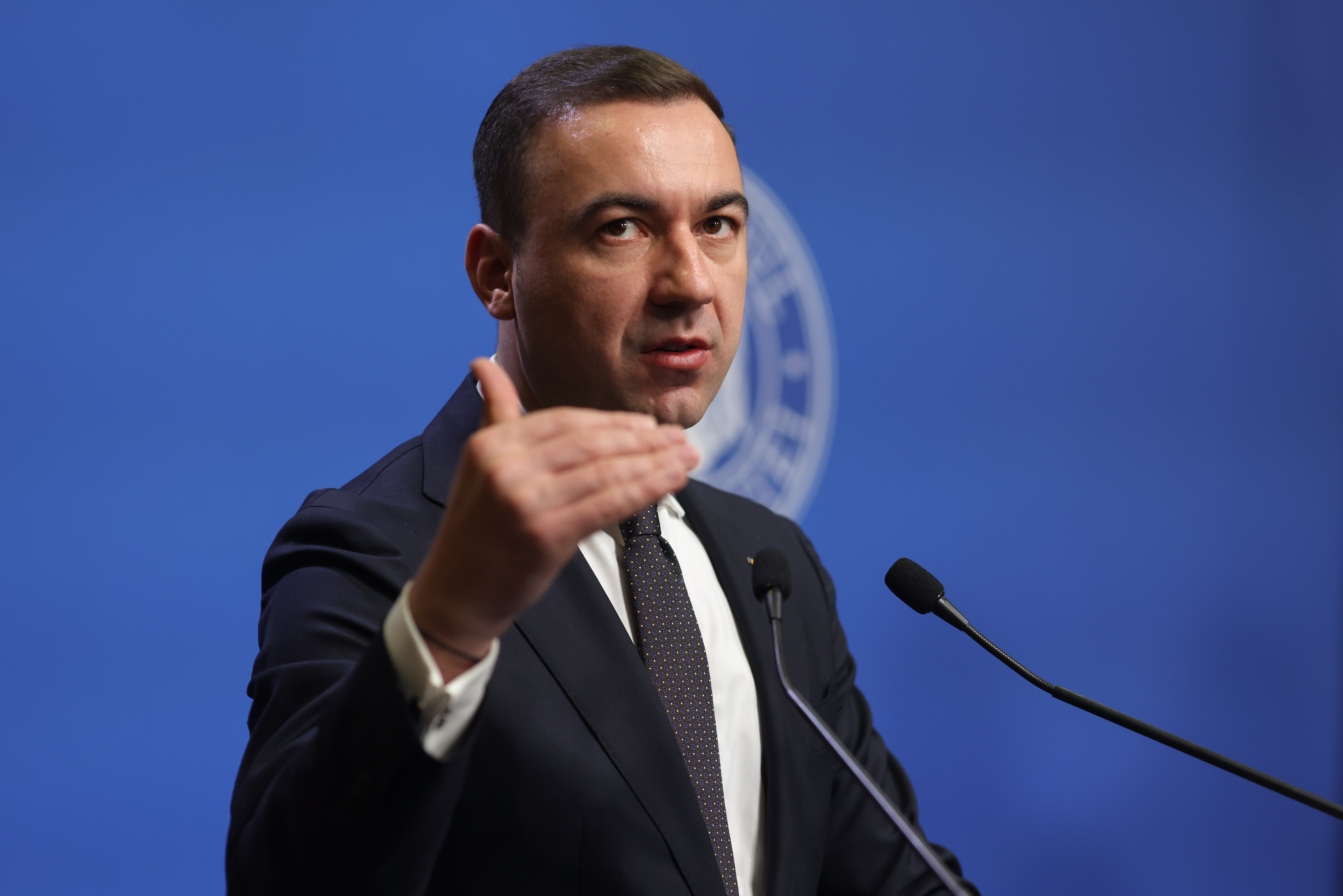 Ministrul Bogdan Ivan confirmă că Guvernul vrea să blocheze transferurile și detașările între instituții