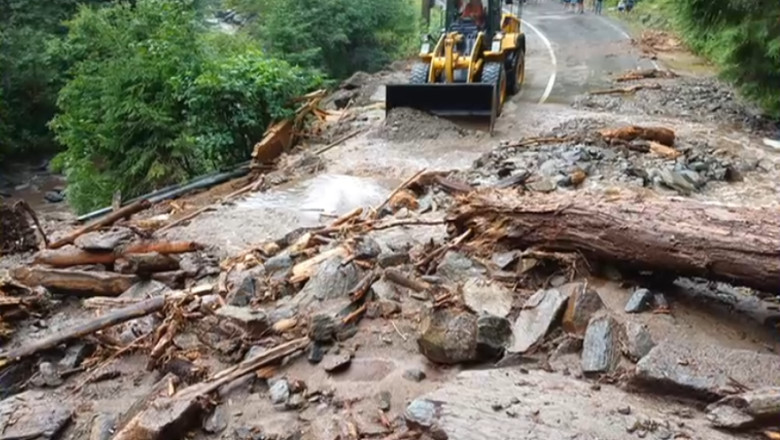 VIDEO Blocaj pe Transfăgărășan în urma unei viituri. Șoseaua s-a umplut cu bucăți de copaci și pietre