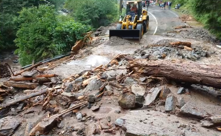 VIDEO Blocaj pe Transfăgărășan în urma unei viituri. Șoseaua s-a umplut cu bucăți de copaci și pietre