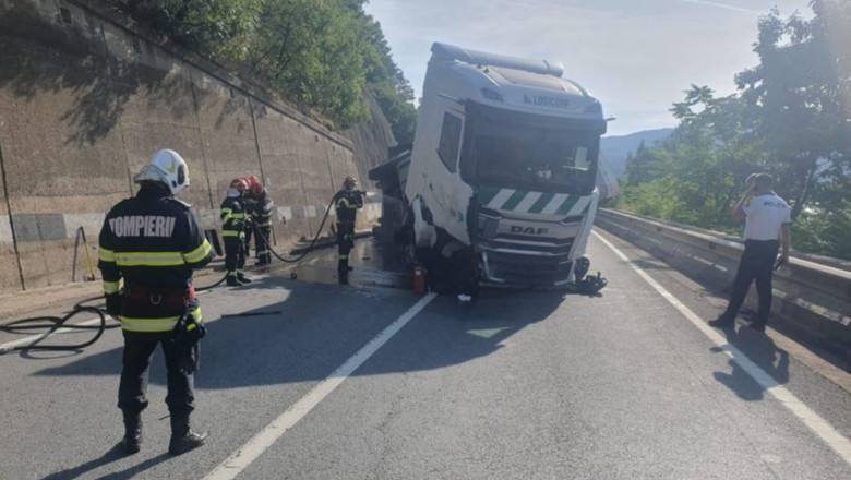 Trafic blocat pe DN6, în Mehedinți: un autotren s-a răsturnat, iar combustibilul se scurge în Dunăre. A fost alertată Garda de Mediu