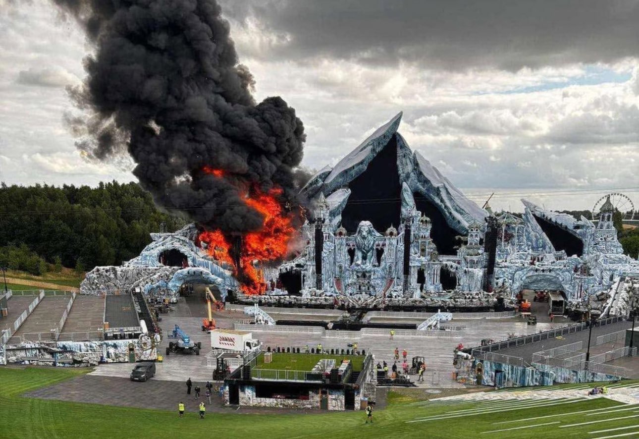 Incendiu uriaș la scena principală a festivalului Tomorrowland din Belgia, cu două zile înainte de deschidere
