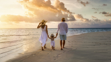 familie pe plaja la mare
