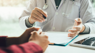doctor vorbeste cu o pacienta