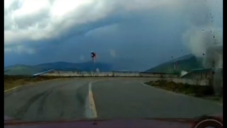 VIDEO  Momentul în care un trăsnet lovește fix lângă o mașină, pe Transalpina. Vremea extremă a făcut ravagii în mai multe zone din țară