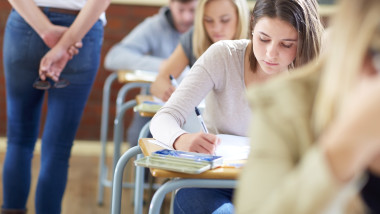 studenti care sustin un examen scris