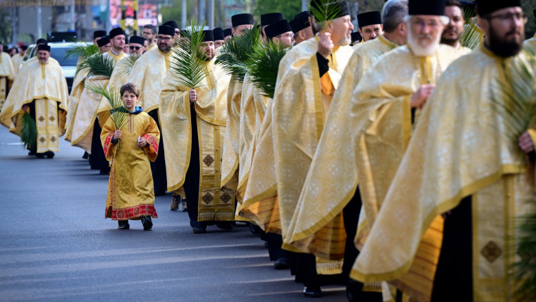 Cât de des merg românii la biserică. 85% dintre cetățeni se consideră persoane religioase