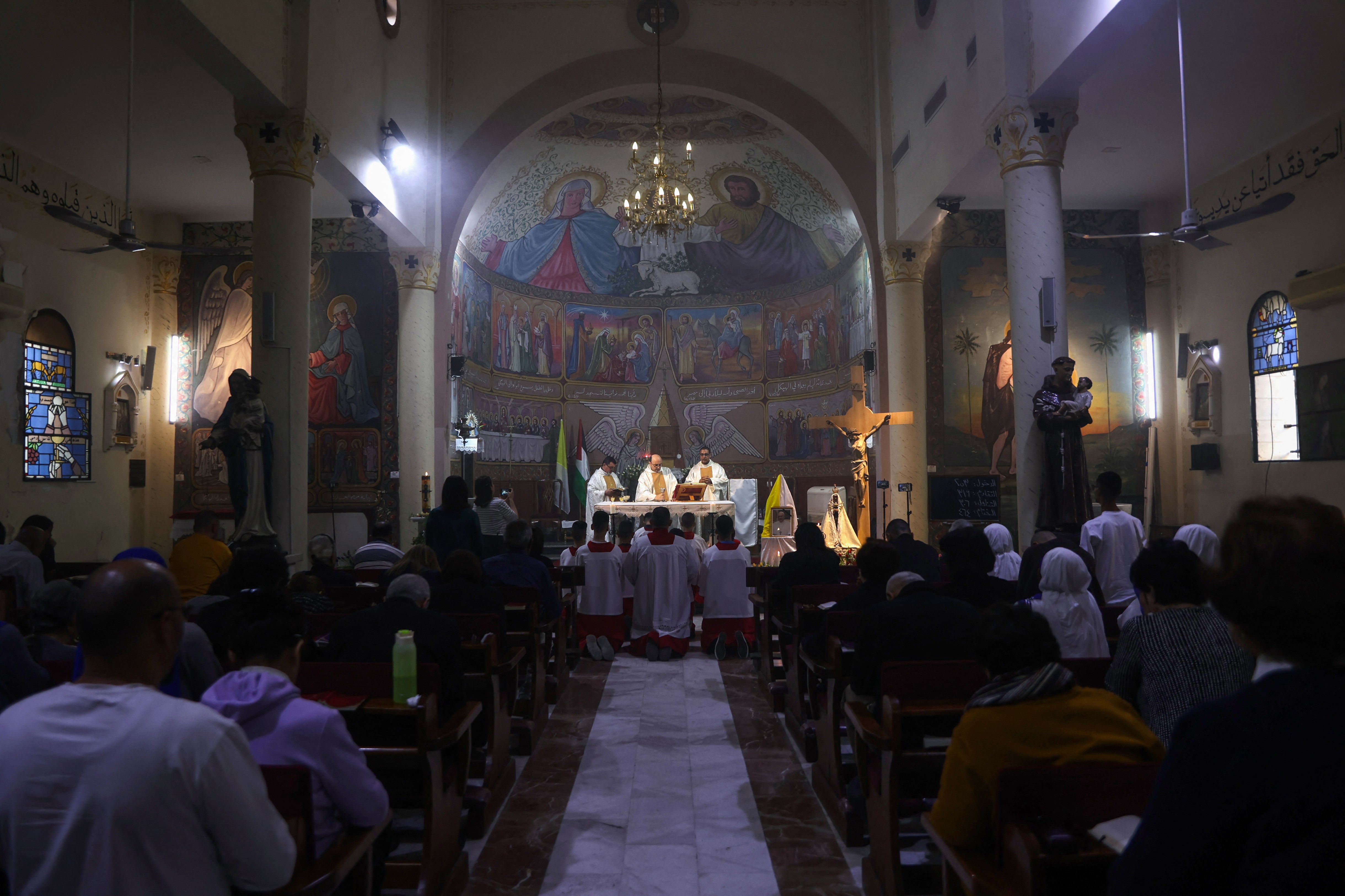 Izrael je bombardiral katoliško cerkev v Gazi, kjer je umrlo več ljudi