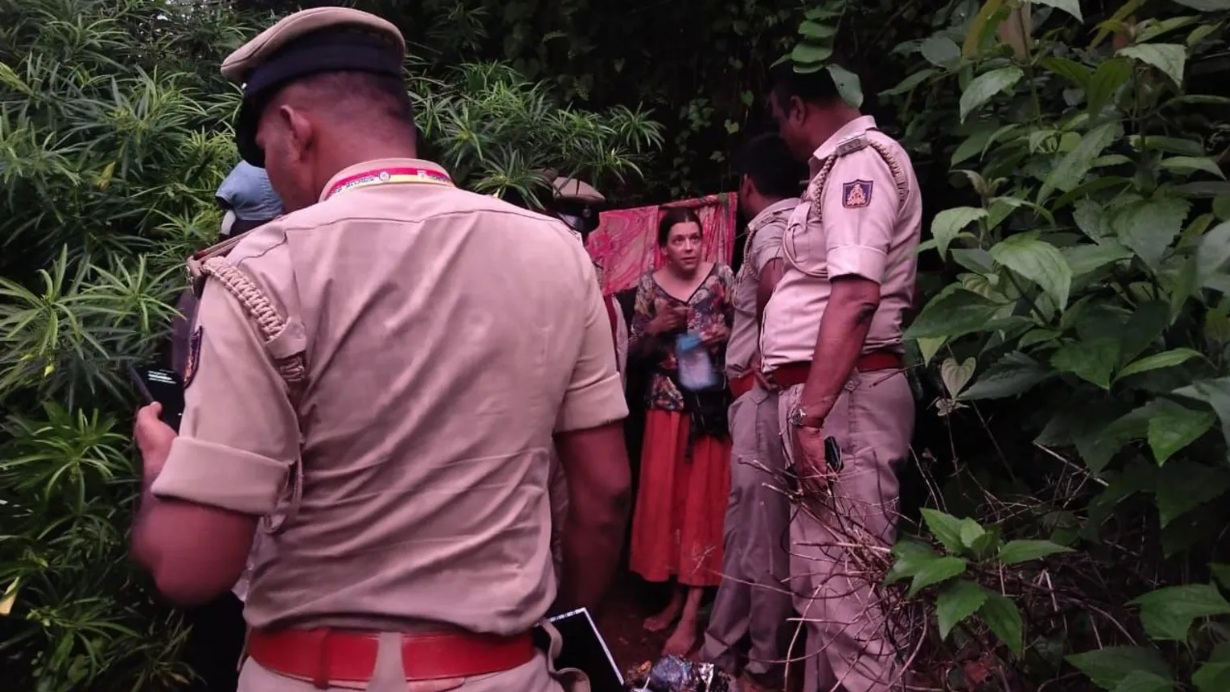 O rusoaică a fost găsită împreună cu fiicele ei într-o peșteră din India în mijlocul unei jungle pline de șerpi. Cum au ajuns acolo