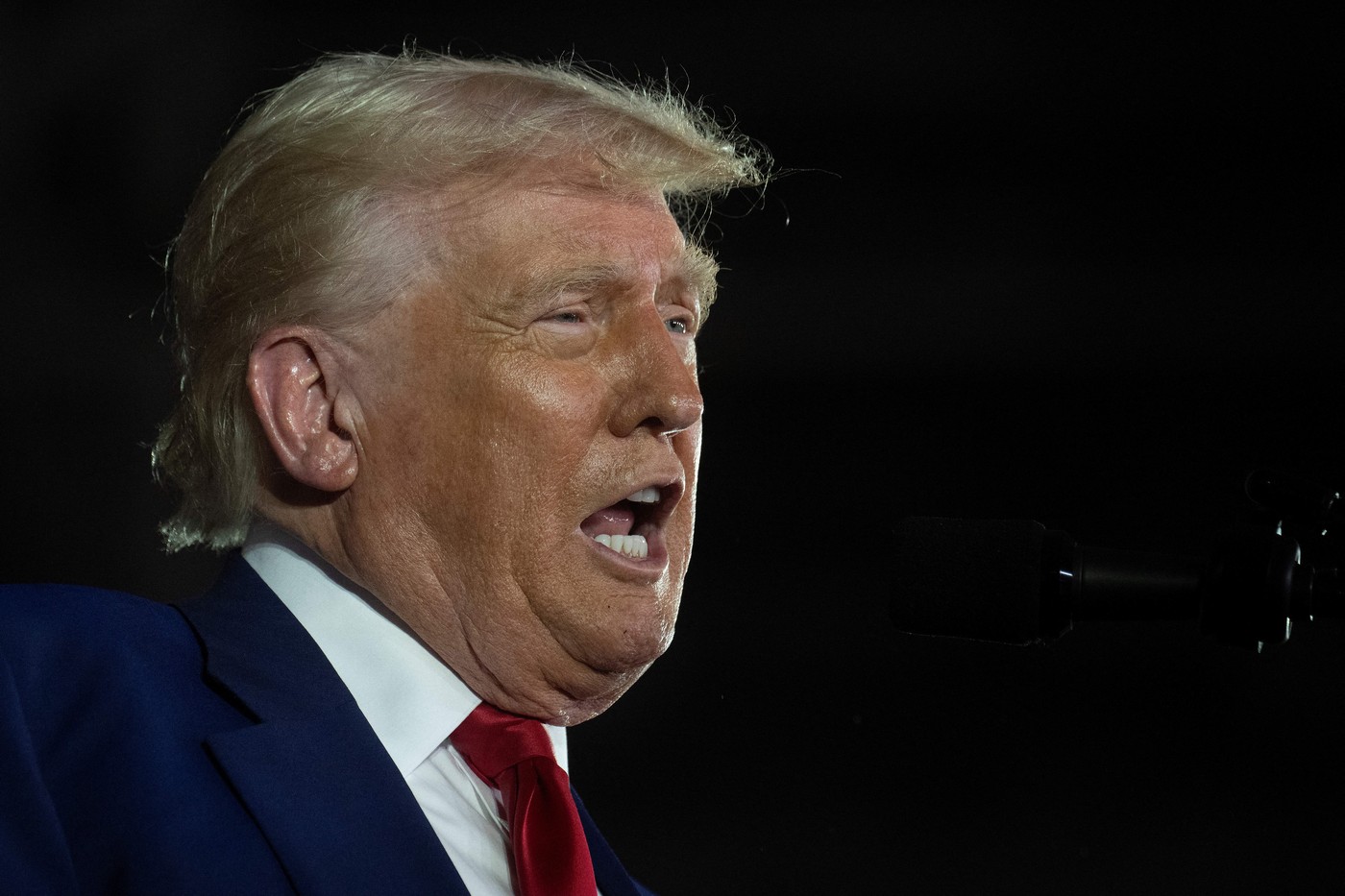 Trump promite să oprească definitiv programul nuclear „stupid” al Teheranului. „Cât de prost poți fi să spui asta?”