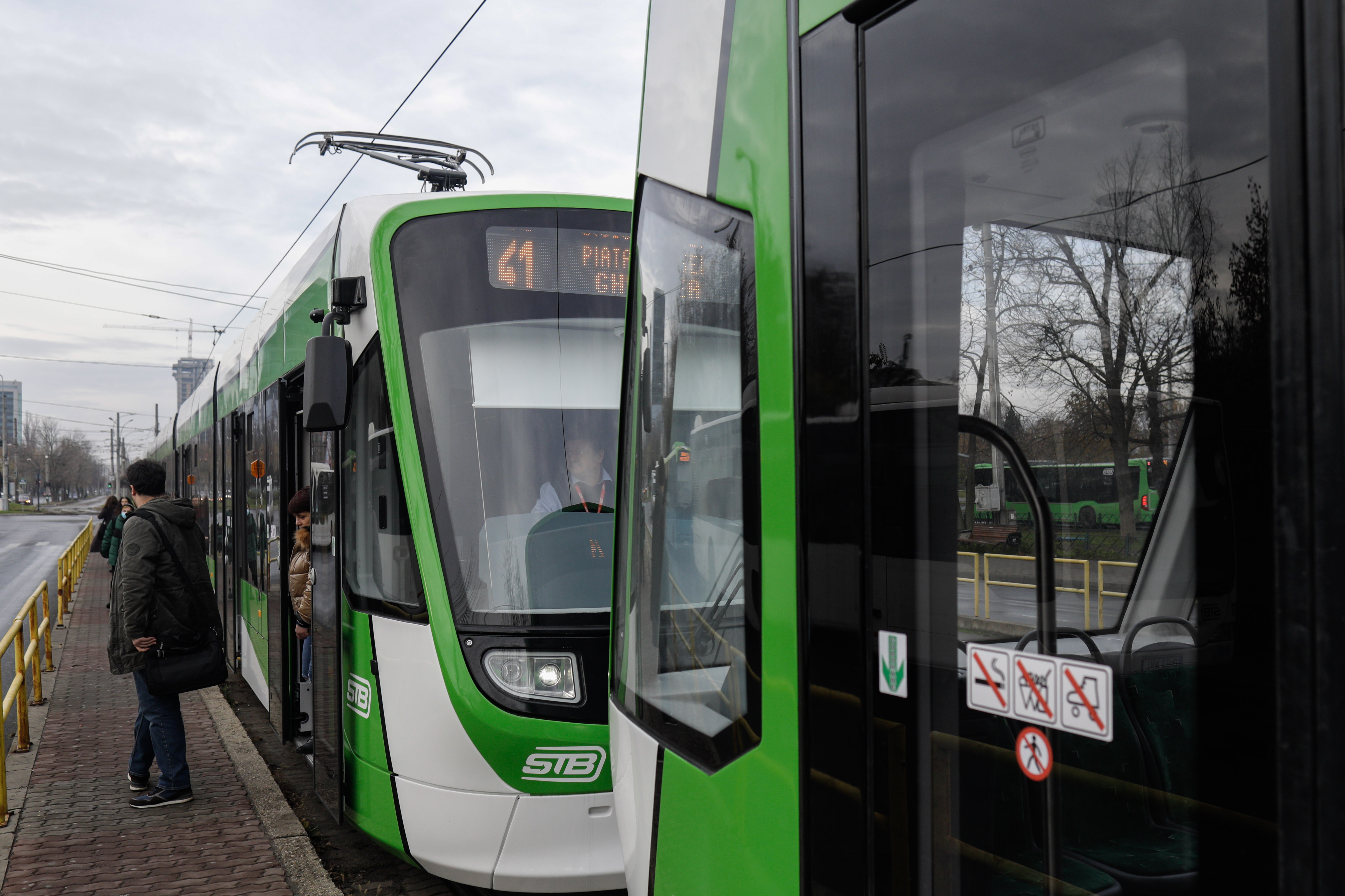 Circulația tramvaielor 41 și 25 a fost blocată, după furtuna din București