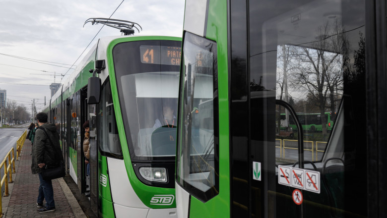 Circulația tramvaielor 41 și 25 a fost blocată, după furtuna din București