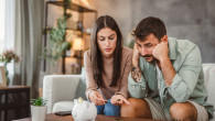 cuplu tanar care economiseste bani