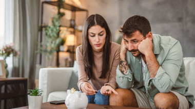 cuplu tanar care economiseste bani