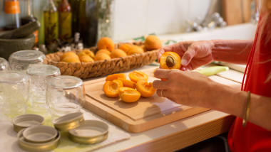 femeie pregateste dulceata de caise
