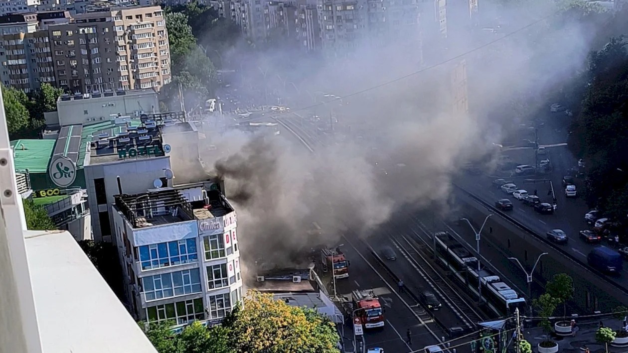 Incendiu la un magazin de lângă Pasajul Lujerului, în Capitală: există risc de extindere la terasa hotelului Sir