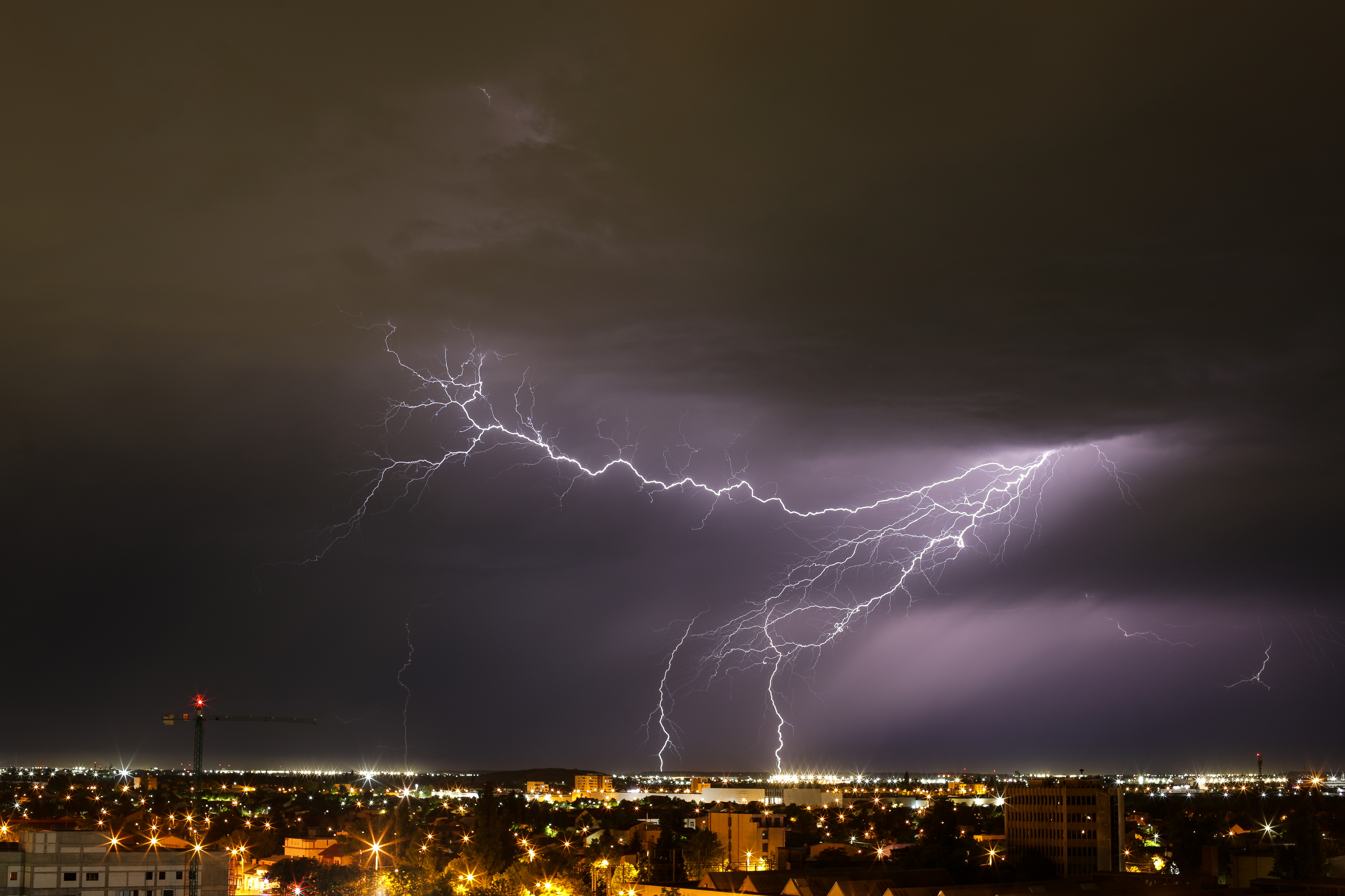 Ce urmează după furtunile violente din țară. Meteorologii anunță vreme instabilă în weekend