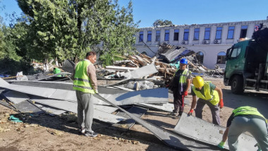 Zeci de deţinuţi de la penitenciare din Bucureşti, Giurgiu şi Ploieşti ajută voluntar la Academia de Poliţie pentru a curăţa zona.