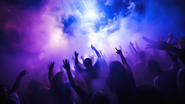 oameni care dansează într-un club de noapte