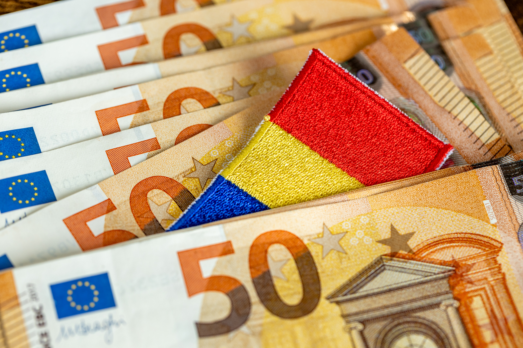România s-a împrumutat cu 4,7 miliarde de euro de pe piețele internaționale. „Costurile de împrumut, deși în scădere, rămân ridicate”