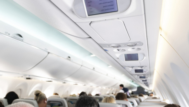 Tânără agresată sexual la bordul unui avion care a aterizat la Otopeni. Poliția a deschis o anchetă