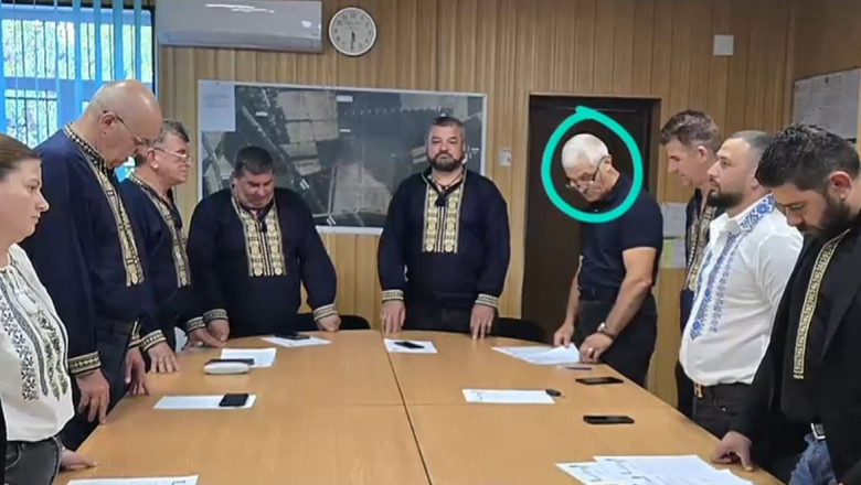 Ia tradițională, motiv de scandal la o primărie din Prahova. Un consilier care refuză să o poarte nu și-a primit indemnizația de 4 luni