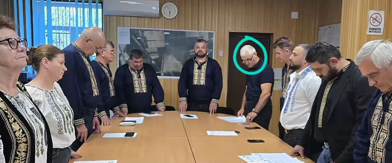 Ia tradițională, motiv de scandal la o primărie din Prahova. Un consilier care refuză să o poarte nu și-a primit indemnizația de 4 luni