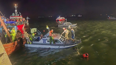 echipe de salvare la locul scufundarii unei ambarcatiuni cu turisti
