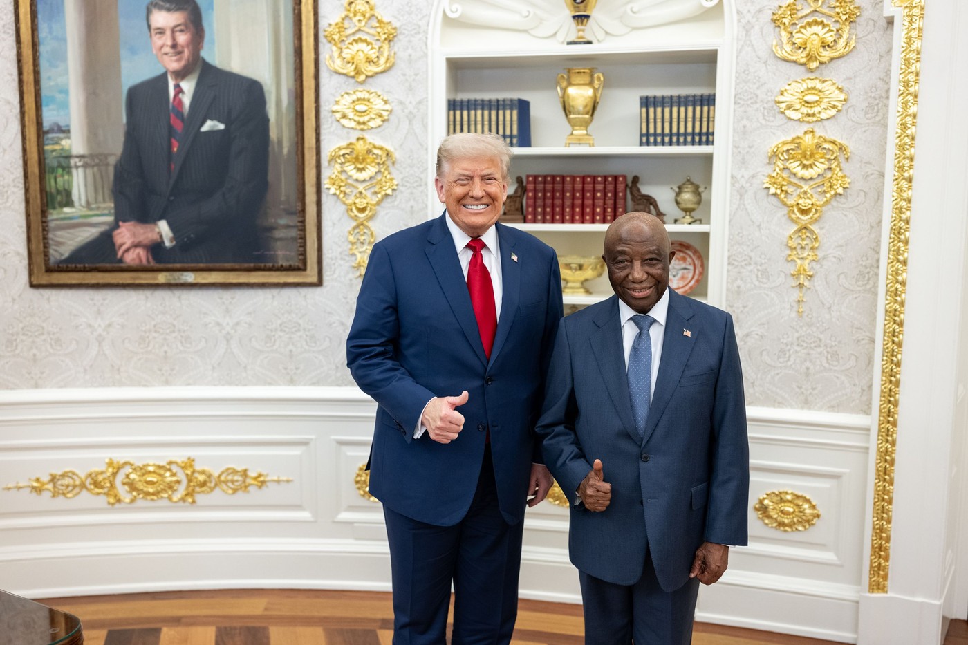 Moment jenant pentru Trump. L-a felicitat pe preşedintele Liberiei pentru nivelul englezei sale, deși este limba oficială a țării