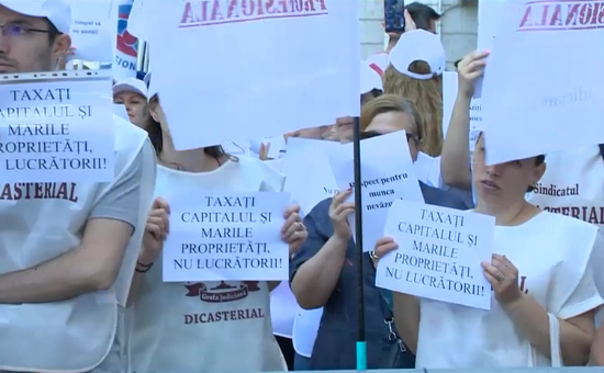 Sute de bugetari protestează în fața Ministerului de Finanțe și cer anularea măsurilor de austeritate