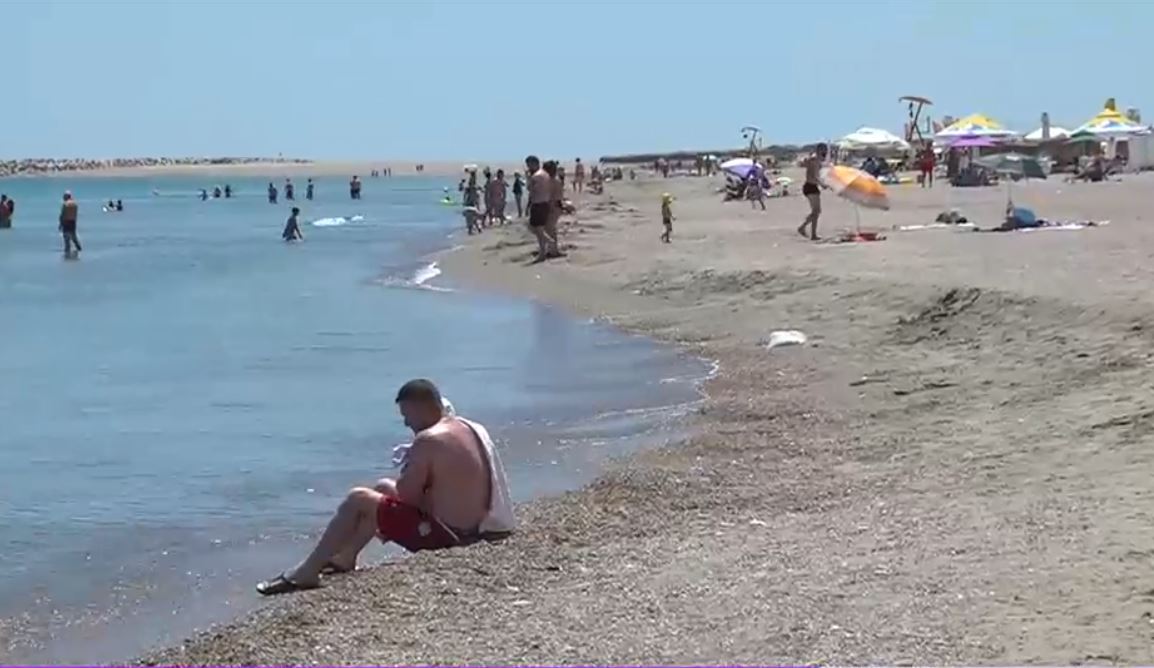 VIDEO Fenomen rar pe litoral: apa mării s-a răcit brusc, spre dezamăgirea turiștilor. „E ca în pârâiașele de munte, rece și dureroasă”