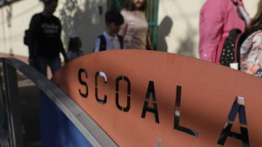 parinti si copii langa scoala