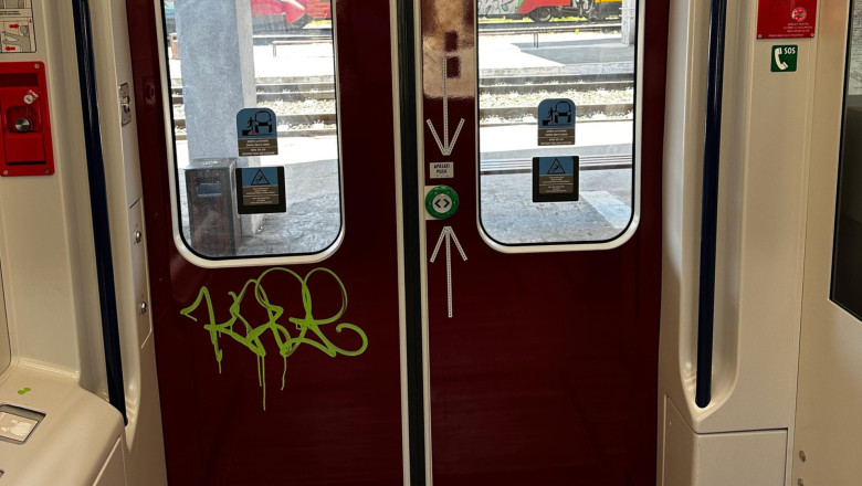 Primul tren electric nou din România, vandalizat la mai puțin de un an de la intrarea în circulație