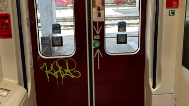 Primul tren electric nou din România, vandalizat la mai puțin de un an de la intrarea în circulație