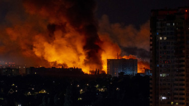 Foc și fum, în urma unui atac furibund al Rusiei în Ucraina, la 4 iulie. Foto: Profimedia
