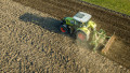 tractor care ară un camp