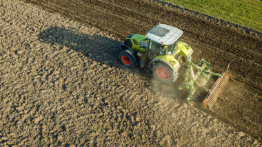 tractor care ară un camp