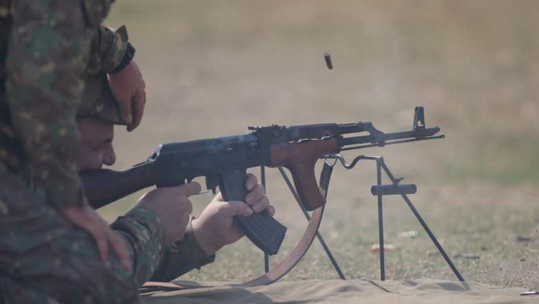  „Tehnologii învechite, calitate slabă”: Armata română renunță la Kalașnikov și anunță un program de înzestrare cu arme de tip NATO 