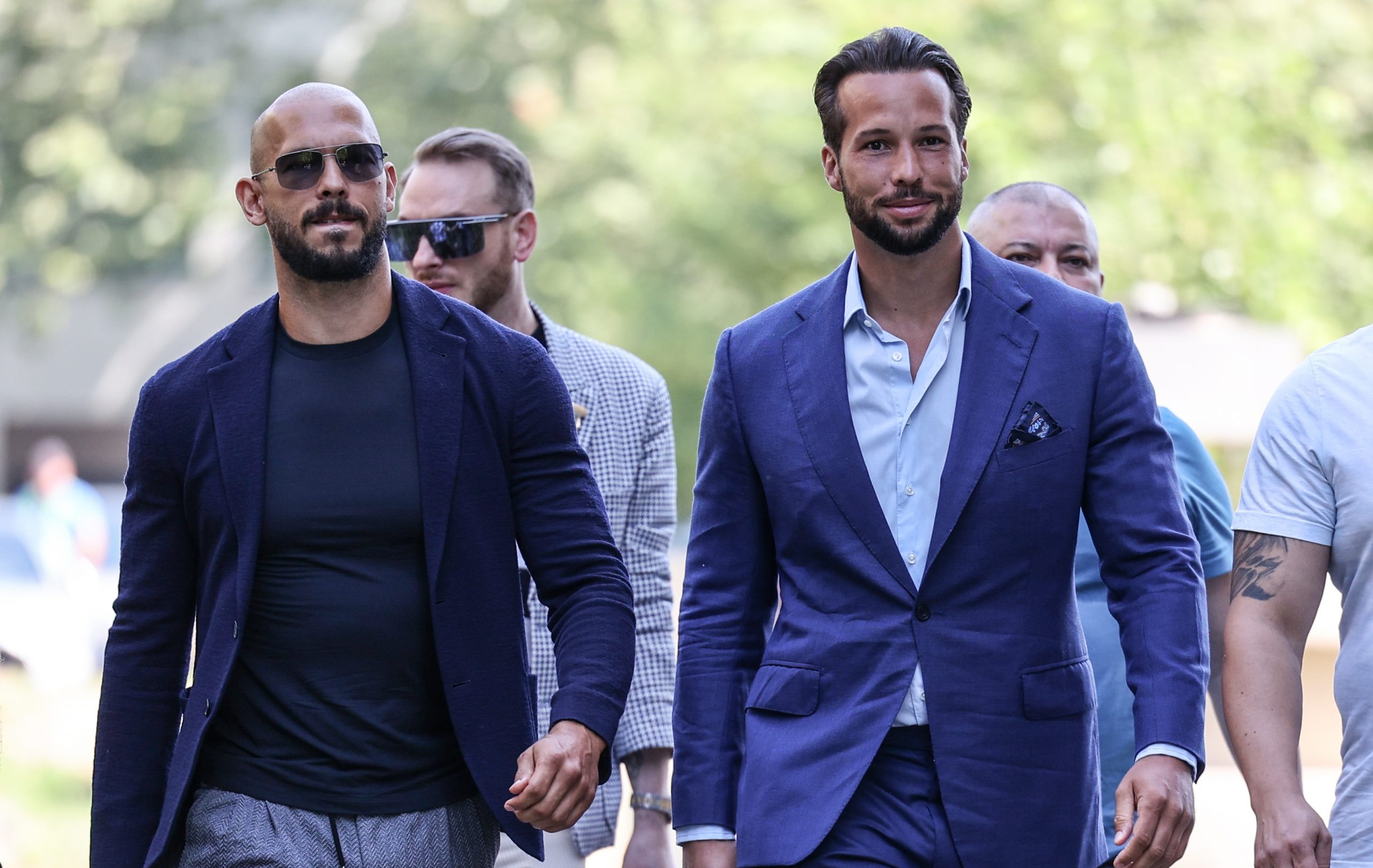 Bărbat prins cu o armă în fața locuinței lui Andrew şi Tristan Tate. Poliția a intervenit de urgență