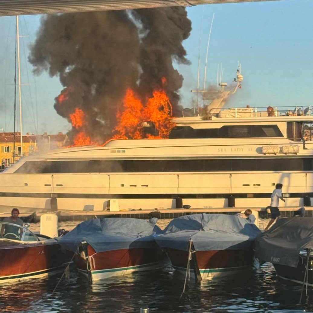 Un iaht de lux a luat foc joi seara în portul Saint-Tropez. Cu cât se închiria acesta