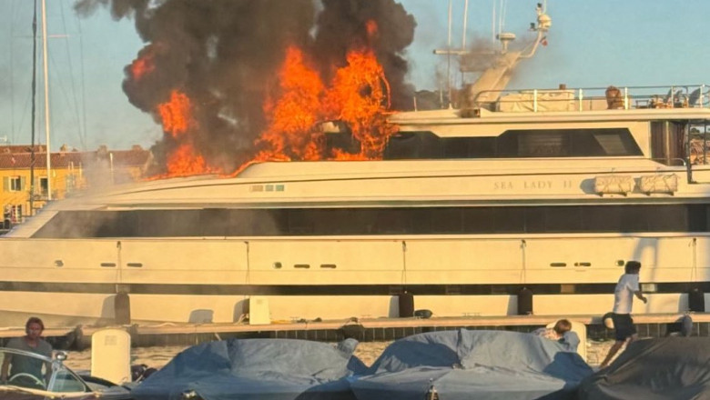  Un iaht de lux a luat foc joi seara în portul Saint-Tropez. Cu cât se închiria acesta 