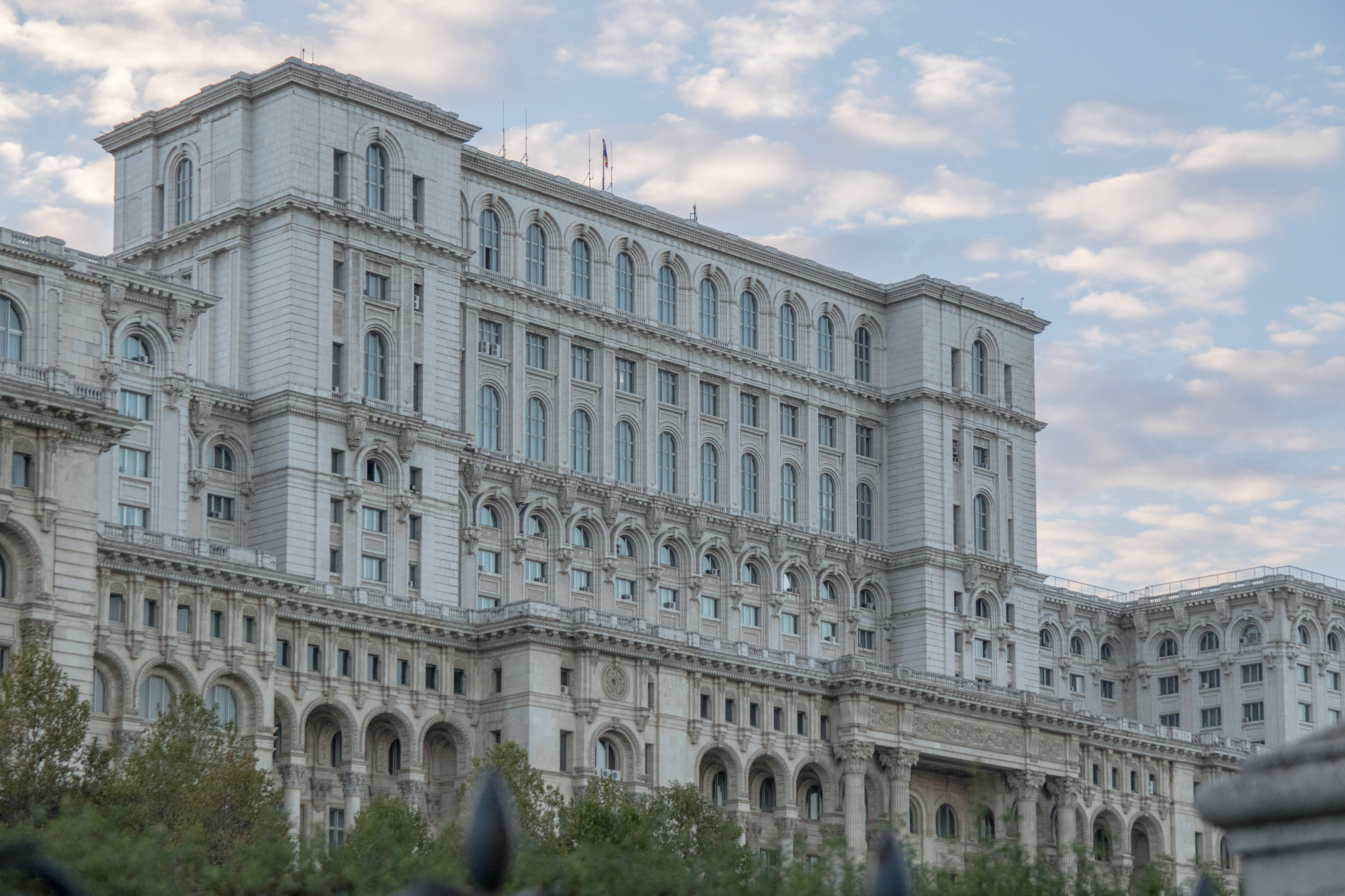 Guvernul își angajează răspunderea pe cinci proiecte din pachetul doi de reformă. Senatul și Camera, în ședințe comune succesive