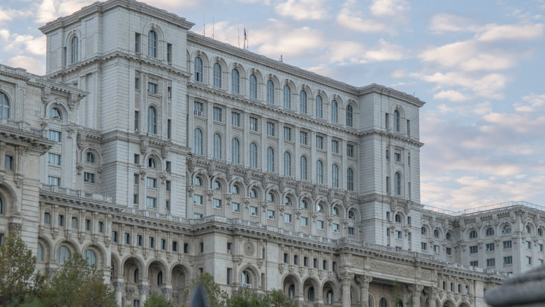  Angajații Senatului cer demontarea antenelor de pe Parlament, care „generează radiații”, după ce guvernul le-a tăiat sporul de antenă 
