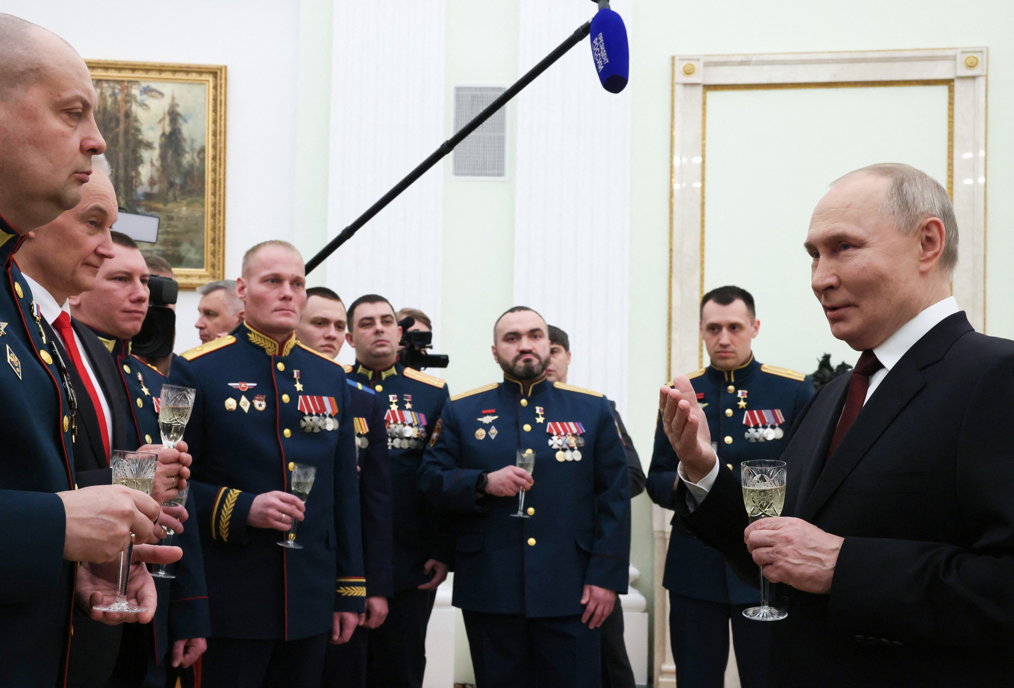 Vladimir Putin acordă titlul de Erou al Rusiei unui„măcelar” care și-a condus trupele într-un masacru. Controversatul general Ahmedov