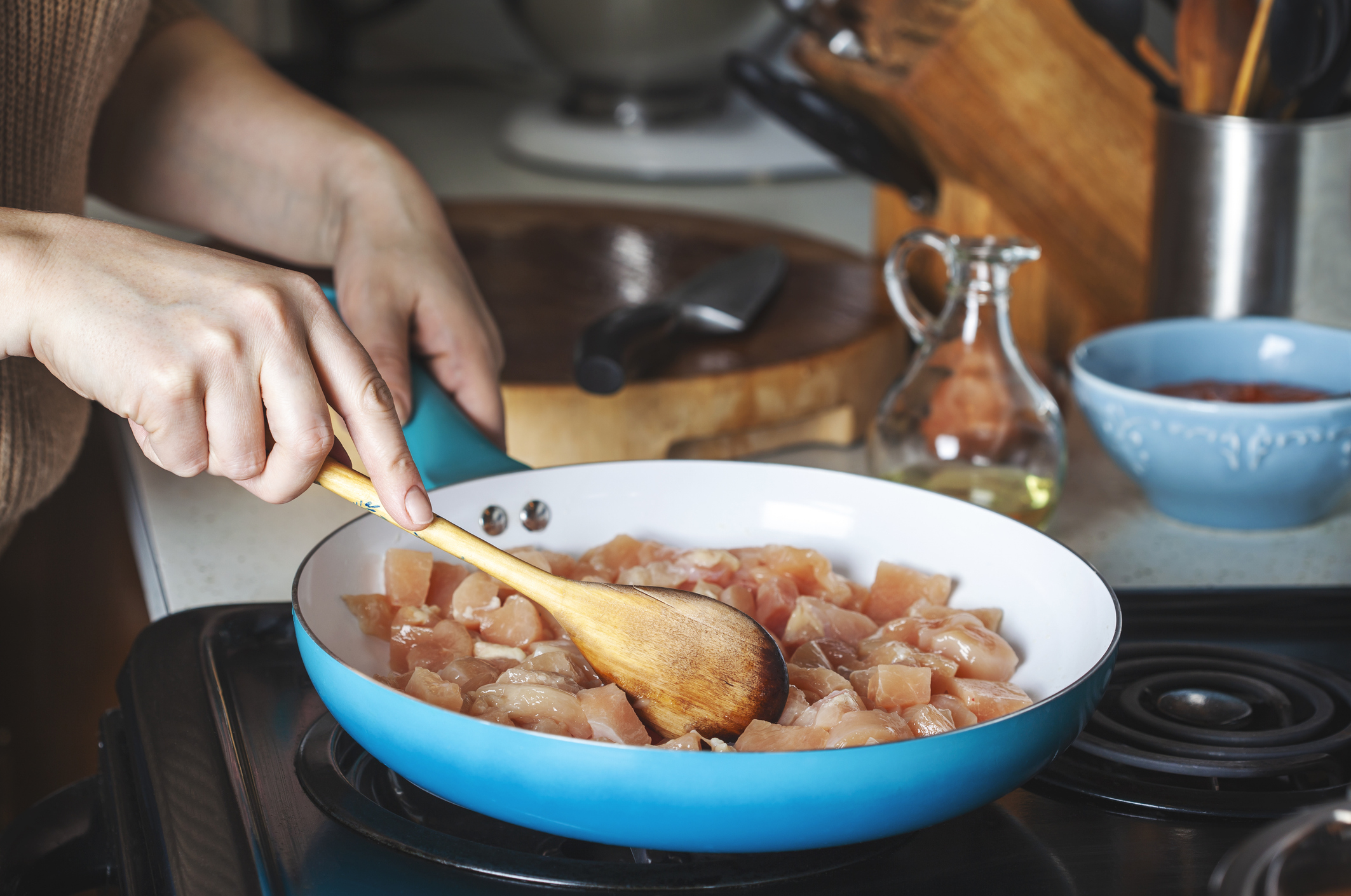 „Voi cumpăra mai puțină”. Cea mai ieftină carne din magazine se tot scumpește. Cu cât a crescut prețul la carnea de pui în ultimul an
