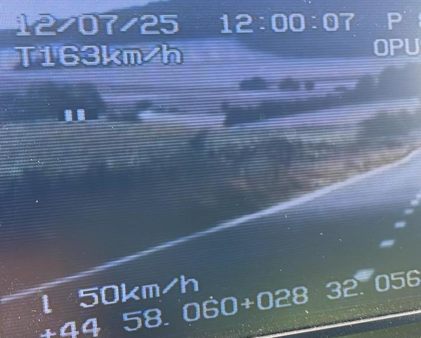 O femeie de 28 de ani a condus o maşină cu o viteză de 163 km/h într-o zonă unde limita era de 50 de km/h. Cum a fost sancționată