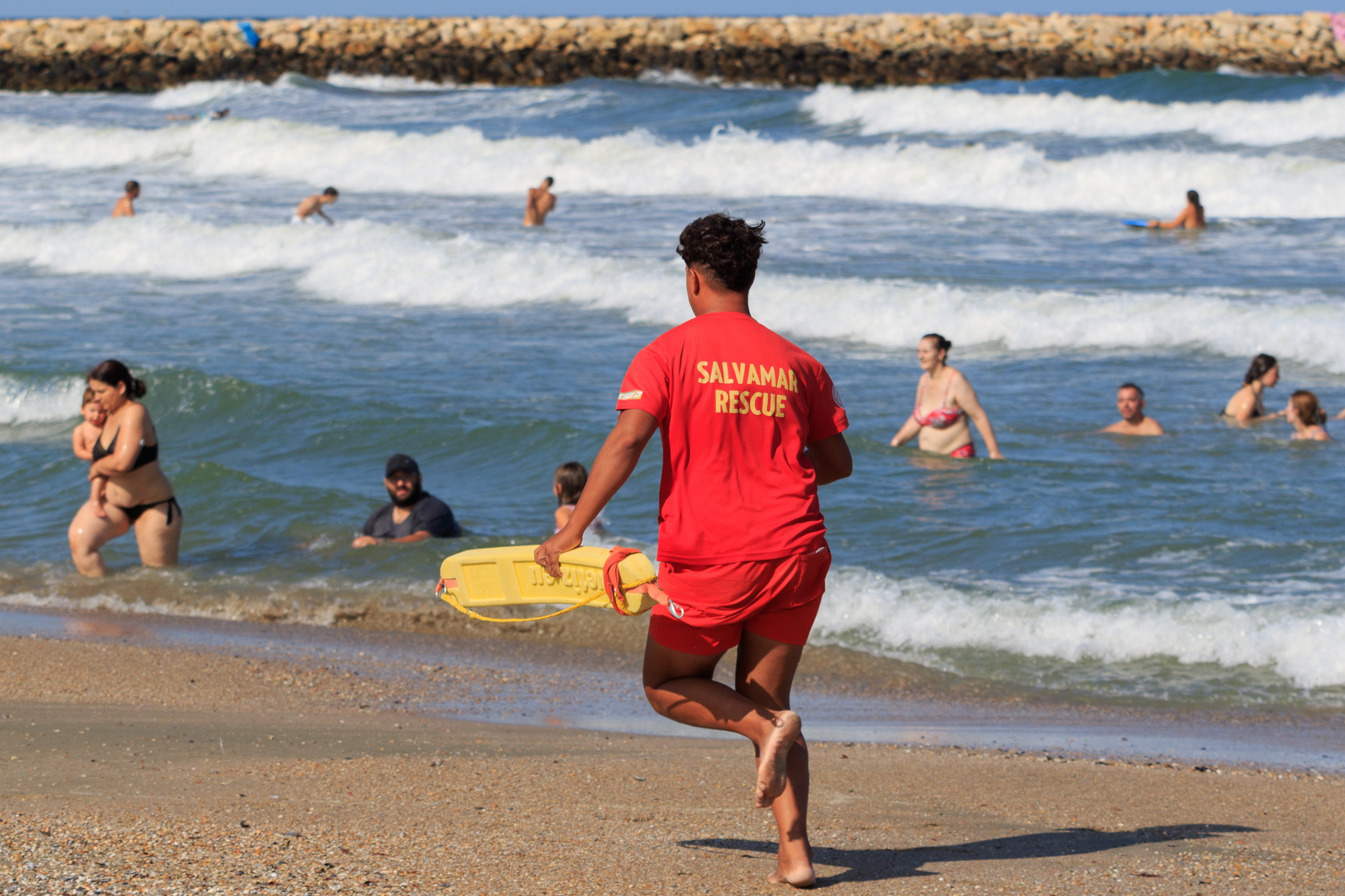 Un bărbat a murit după ce a căzut în mare de pe placa de surfing, la 2 Mai